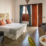 El Charco Hotel 3*