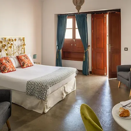 El Charco Hotel 3*